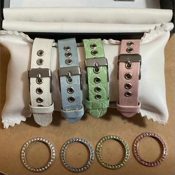 Quarter Factory: Silver tone watch with Four Exchangeable bands and 4 band faces - Picture 2 of 11